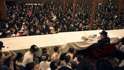 ילדי חב"ד ניגשים אל הרבי בהתוועדות. | Levi Freidin, JEM