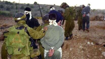 חיילים מובילים עצורים פלסטינים במהלך המבצע. | דובר צה"ל