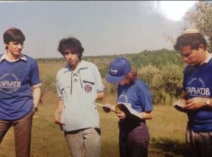 אלקין (במרכז) בפעילות של בני עקיבא באוקראינה. אלקין (במרכז) בפעילות של בני עקיבא באוקראינה.