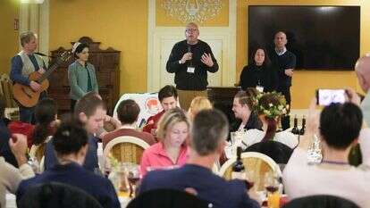 הולכים ומתרחקים. רב רפורמי מפלורידה עורך סדר רב לאומי בפולין, השבוע. | AP