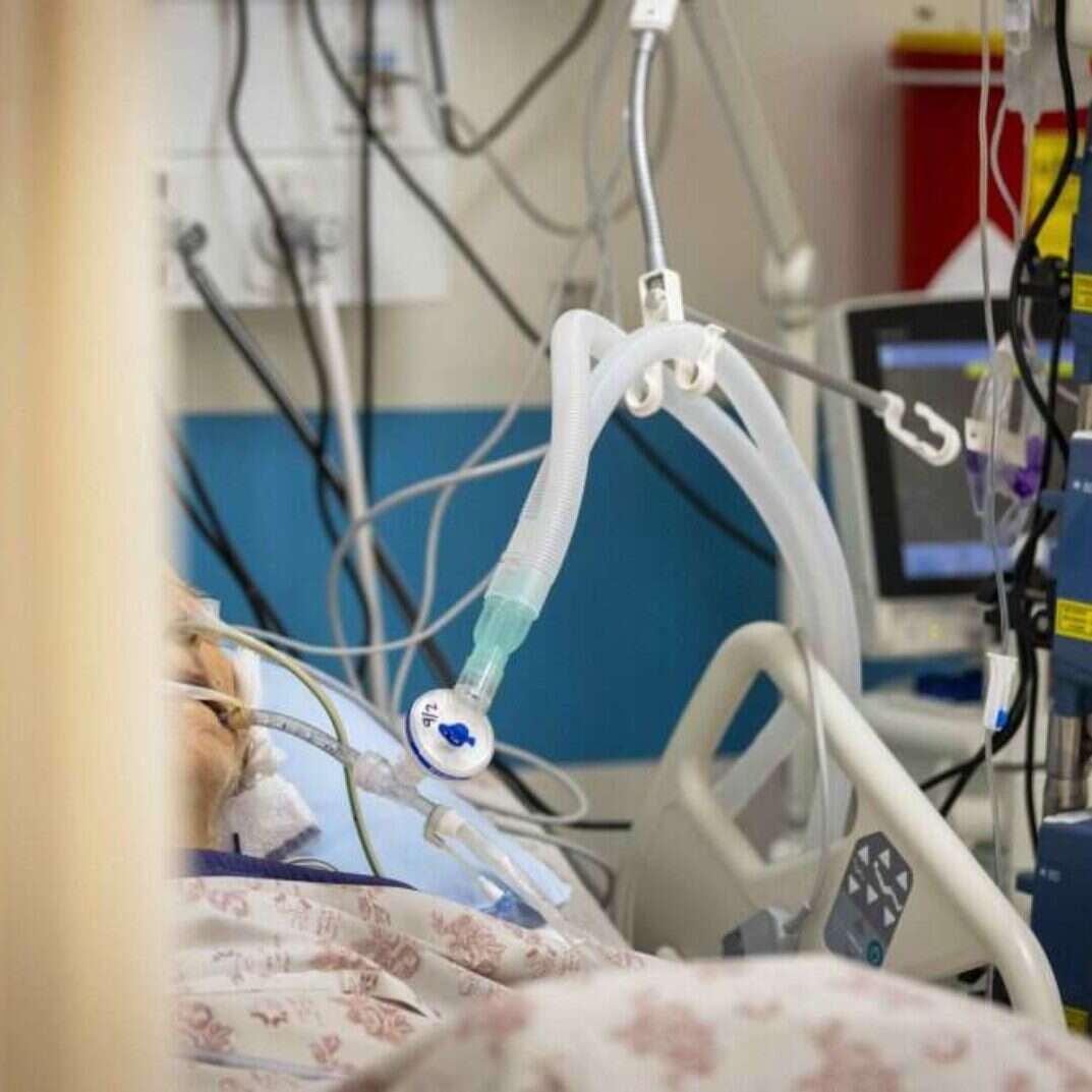 מכונת הנשמה במחלקת קורונה. אילוסטרציה | אוליבייה פיטוסי, פלאש 90 מכונת הנשמה במחלקת קורונה. אילוסטרציה | אוליבייה פיטוסי, פלאש 90