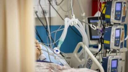 מכונת הנשמה במחלקת קורונה. אילוסטרציה | אוליבייה פיטוסי, פלאש 90