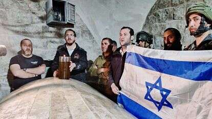 חיילים ואנשי המועצה האזורית שומרון במתחם קבר יוסף המשופץ. | הודיה כריש-חזוני