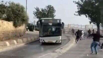 אוטובוס נרגם באבנים בירושלים. | מסך