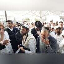 עשרות ממתינים בכניסה להר הבית. | ארנון סגל עשרות ממתינים בכניסה להר הבית. | ארנון סגל