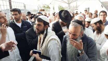 עשרות ממתינים בכניסה להר הבית. | ארנון סגל