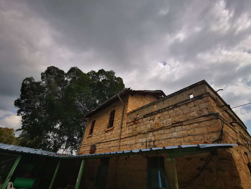 "כמבצר השומר על יושביו". תחנת הרכבת באל חמה. | אסף סלע, קשת יהונתן