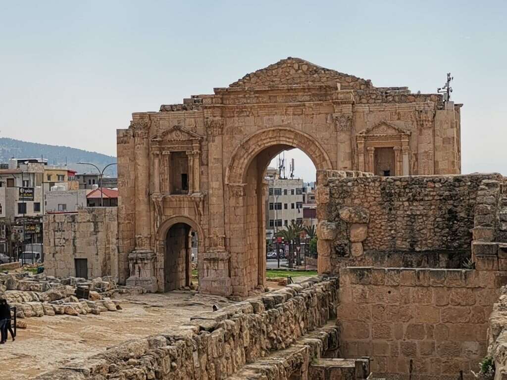 קשת אדריינוס. | לבנה שלוי