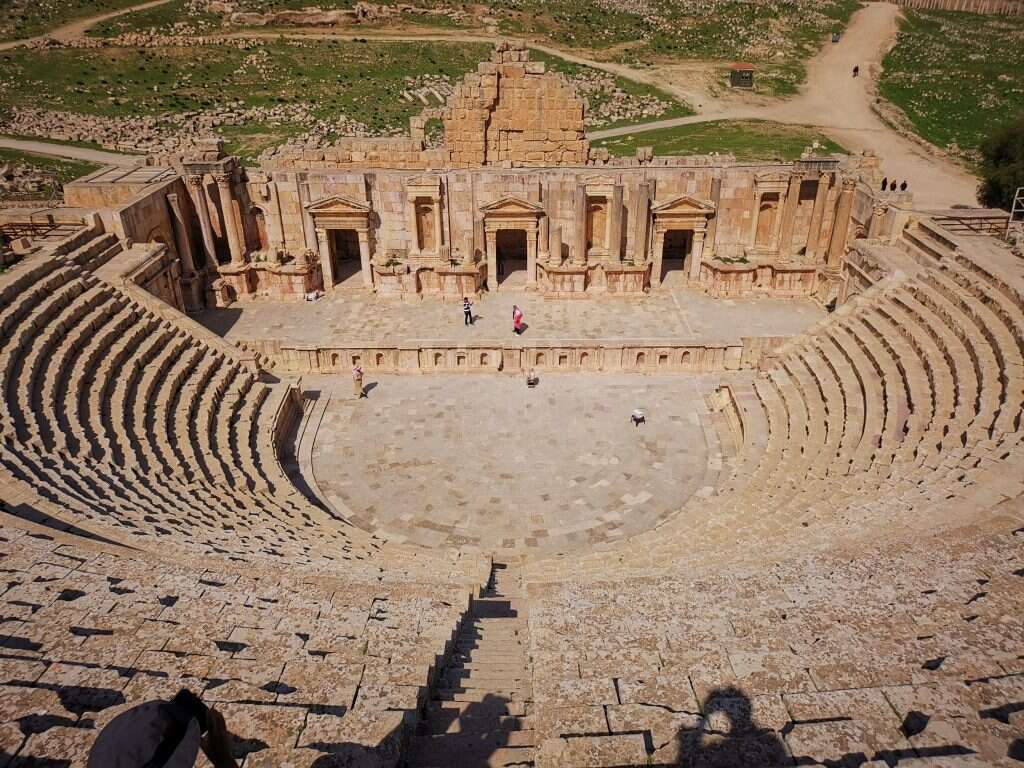 התיאטרון בג'רש. | לבנה שלוי