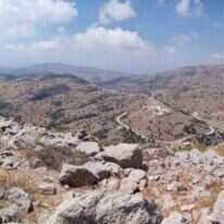 חלון צר של פריחה. פסגת החרמון ללא שלג. | אסף סלע, קשת יהונתן