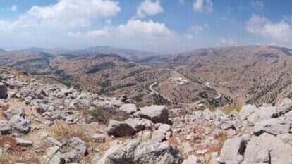 חלון צר של פריחה. פסגת החרמון ללא שלג. | אסף סלע, קשת יהונתן