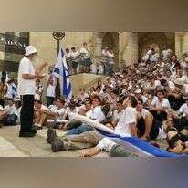 יחס אישי אוהב הוא בסיס לכל הצמחה בחינוך. הרב יעקב פישר עם תלמידי ישיבת נווה שמואל בסיום מסע יום ירושלים