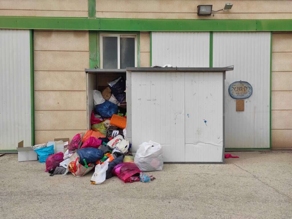 תדמית של עוני. בגדים יד שנייה. | יהודית טל