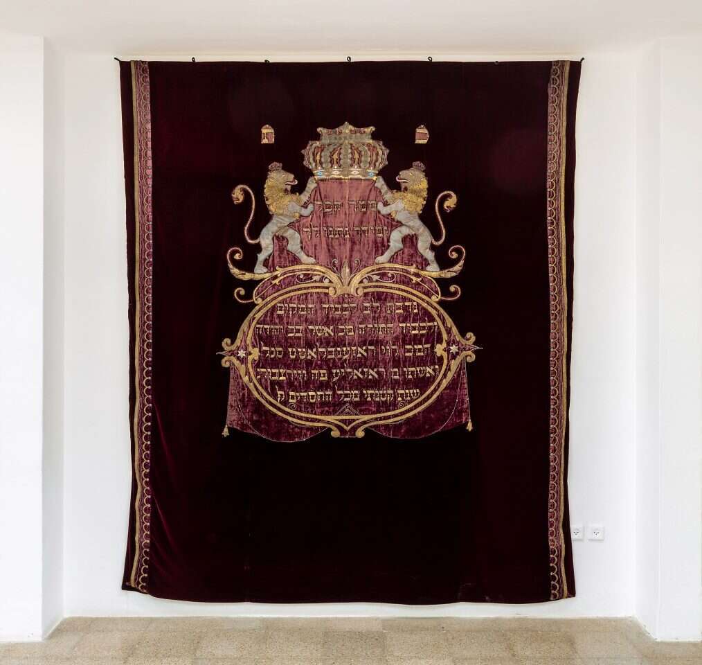 פרוכת משנת 1881 , וירצבורג, גרמניה. אוסף המשכן לאמנות. | שגיא מורן פרוכת משנת 1881 , וירצבורג, גרמניה. אוסף המשכן לאמנות. | שגיא מורן