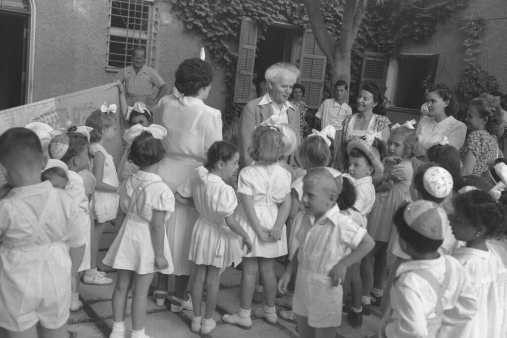 בילה בבריתות ובסעודות מצווה לא פחות מבדיוניה של כנסת ישראל הטרייה. בן־גוריון מארח ילדי גן בלשכתו. | דוד אלדן, לע"מ