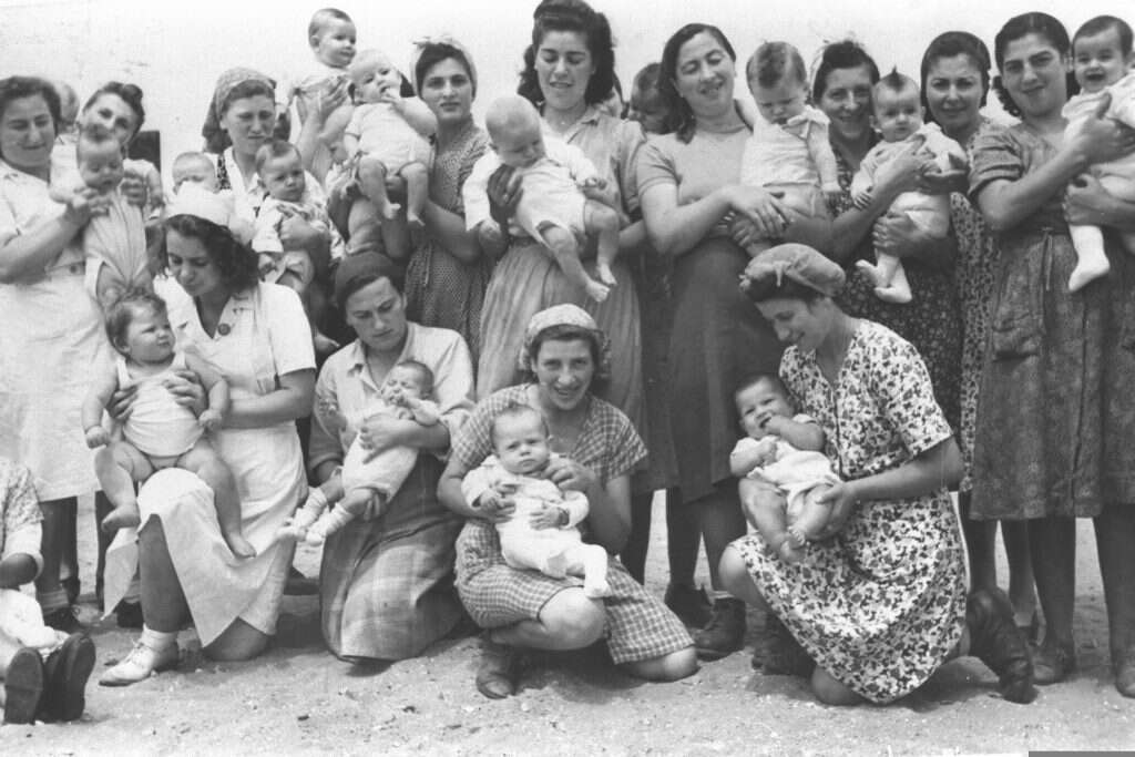 תינוקות שנולדו במחנה המעבר בקריית־שמואל. | לע"מ