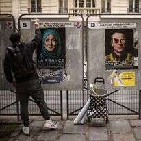 שני המועמדים בקריקטורות של אמן הרחוב הצרפתי ג'רמיה בפריז. בצידי העמוד: לה־פן ומקרון. | EPA