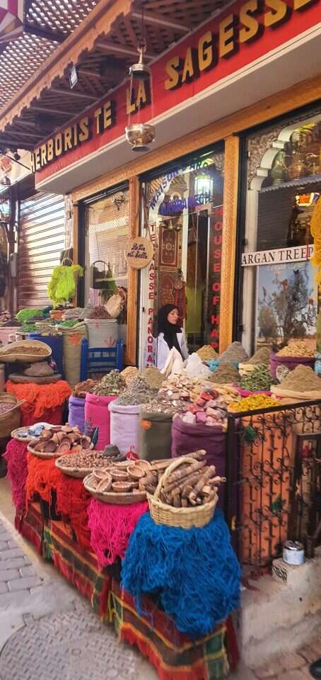 דוכני תבלינים בשוק באסואירה. | יאיר קראוס