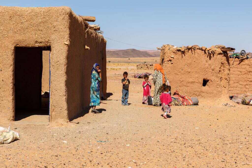 משפחה ברברית באזור הסהרה. | שאטרסטוק