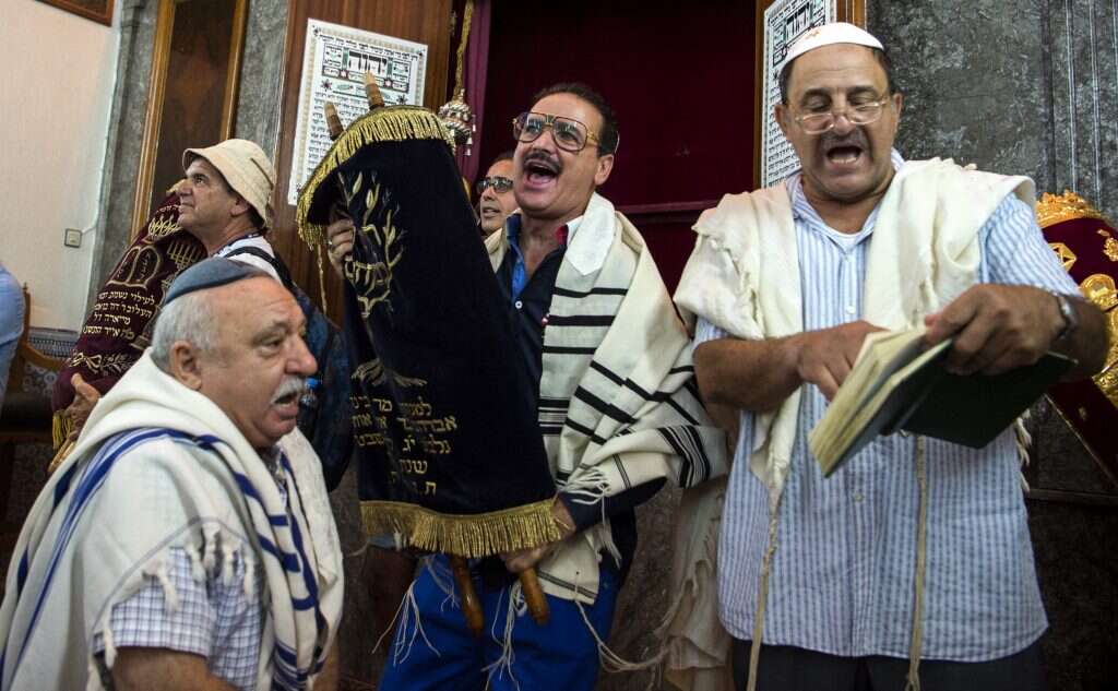 איסאק אוחיון (מימין) בתפילה. | AFP