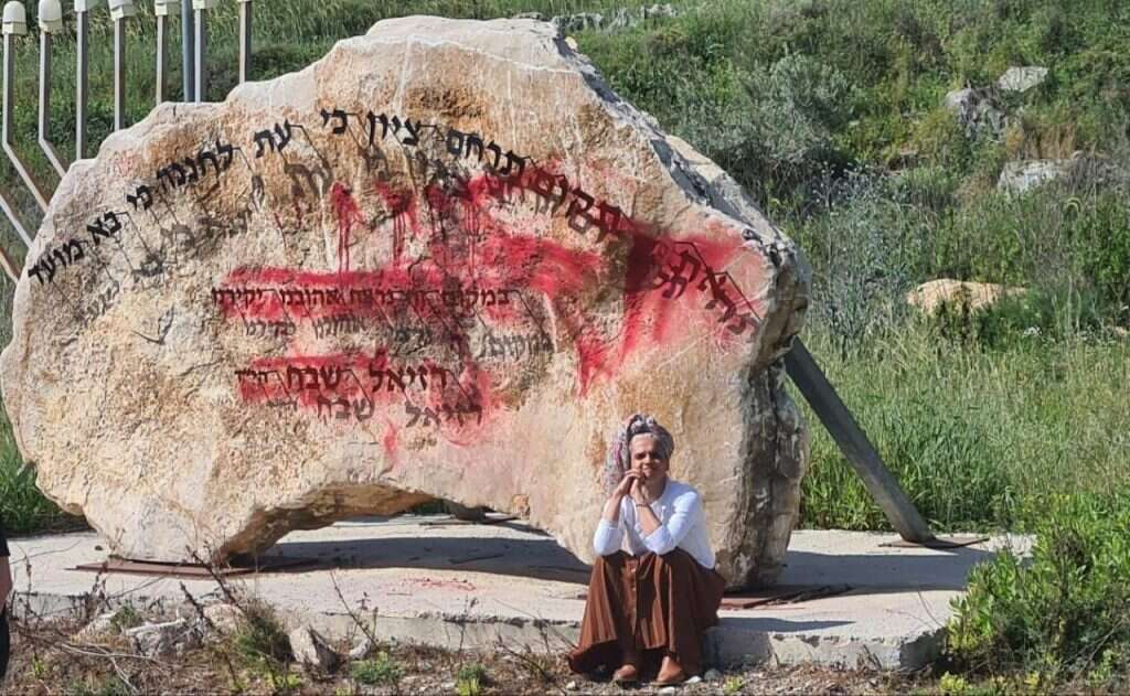 יעל שבח ליד האנדרטה לזכרו של הרב רזיאל שבח בציר גלעד. | ניר דבוש יעל שבח ליד האנדרטה לזכרו של הרב רזיאל שבח בציר גלעד. | ניר דבוש