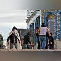 פלסטינים זורקים אבנים על כוחות הביטחון בהר הבית, השבוע. | AFP