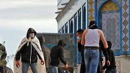 פלסטינים זורקים אבנים על כוחות הביטחון בהר הבית, השבוע. | AFP