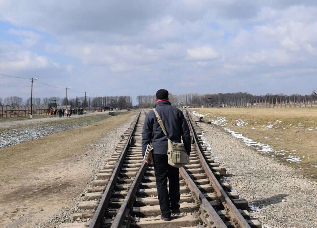 הרב שלום מלול בצעדה על המסילה בדרך לרמפה בבירקנאו.