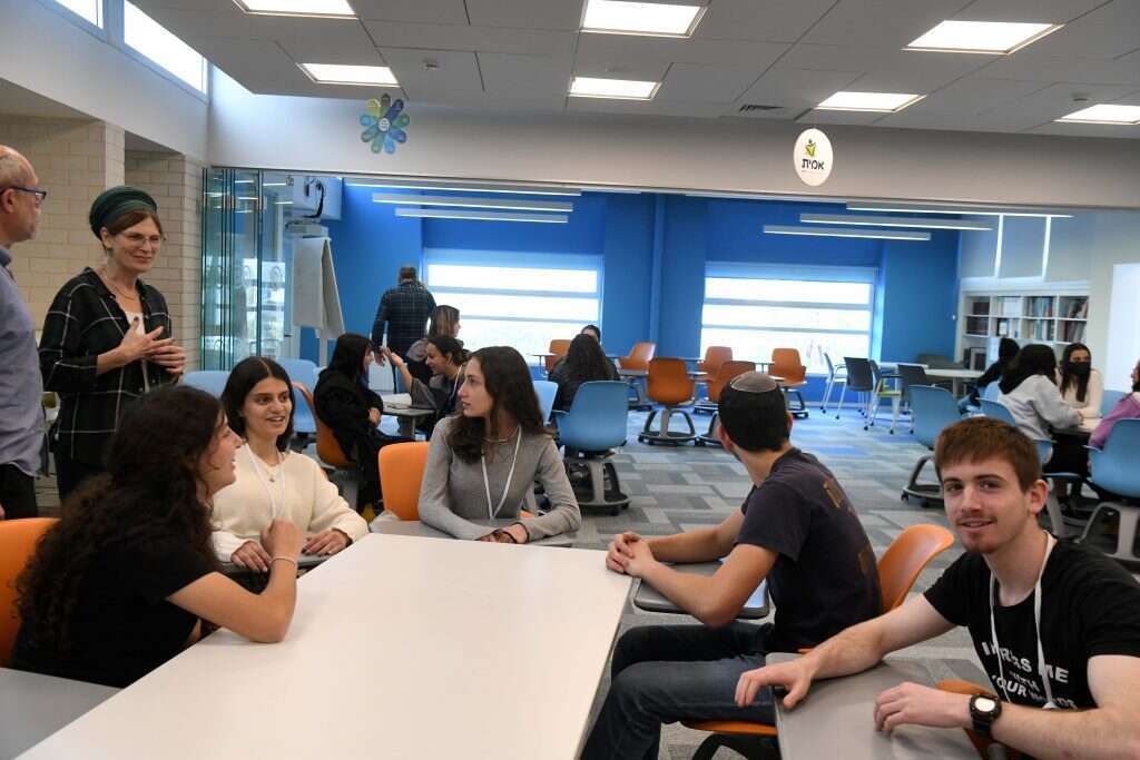 כלים להמראה. תלמידי רשת אמית בסדנה. | יוסי זליגר