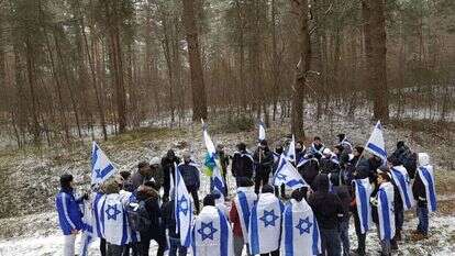 משלחת ישיבת אמית אשדוד בכניסה למחנה טרבלינקה. חורף 2018