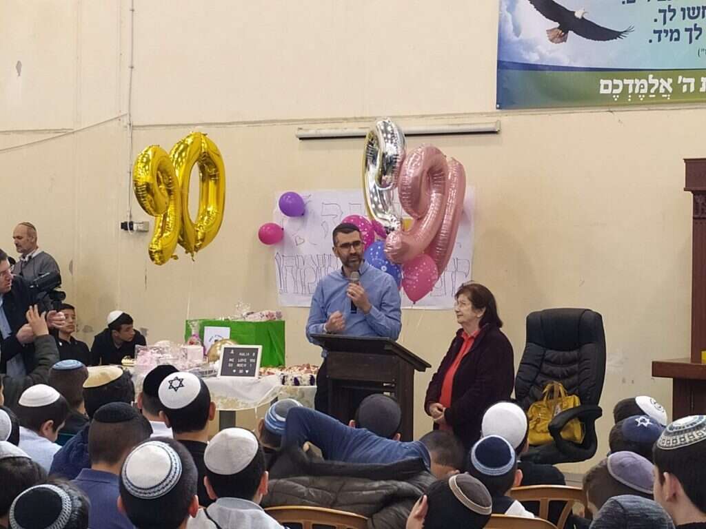 תלמידי ישיבת אמית אשדוד חוגגים 90, לניצולת אושוויץ ומיידאנק - הלינה בירנבאום