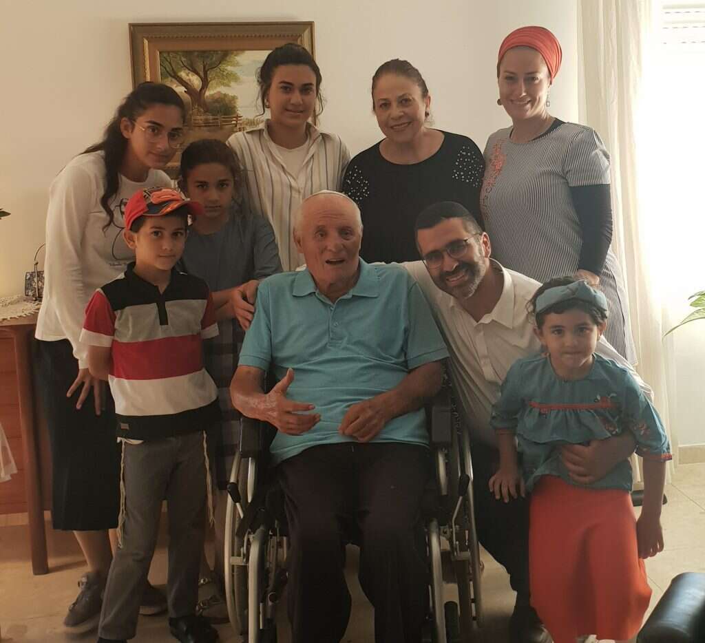 הרב מלול ומשפחתו בביקור אצל ניצול אושוויץ-בירקנאו יצחק כהן