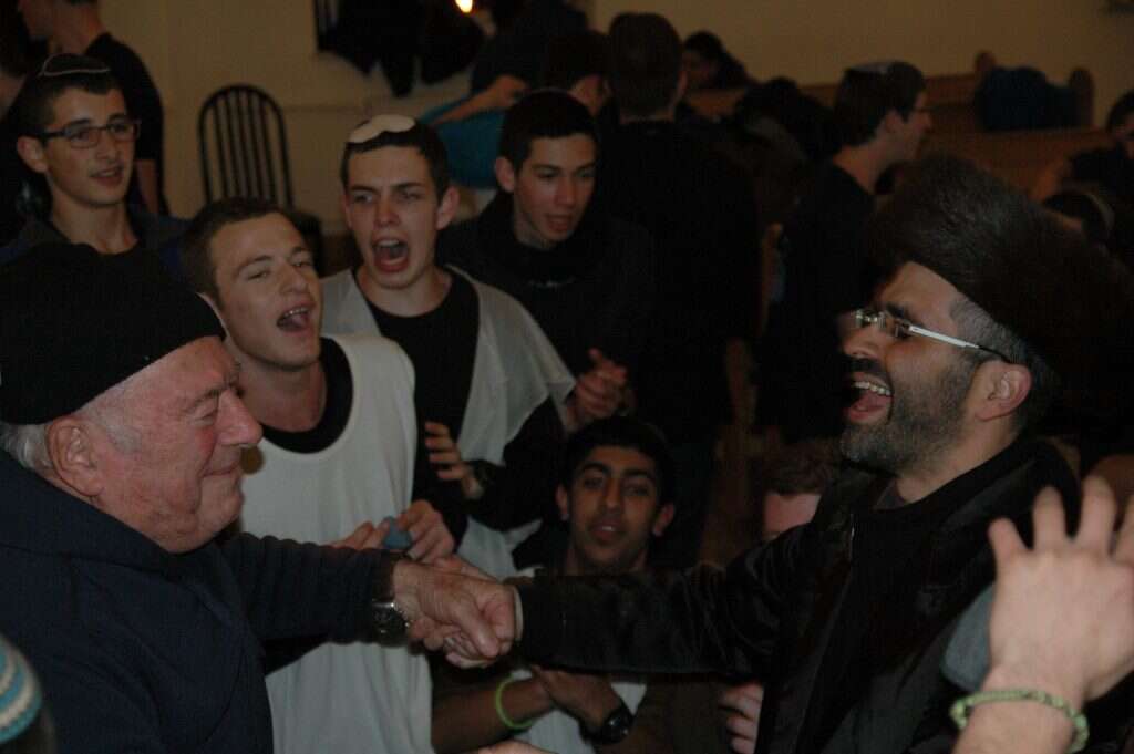 ריקודים עם ניצול אושוויץ צבי ויזל בישיבת חכמי לובלין