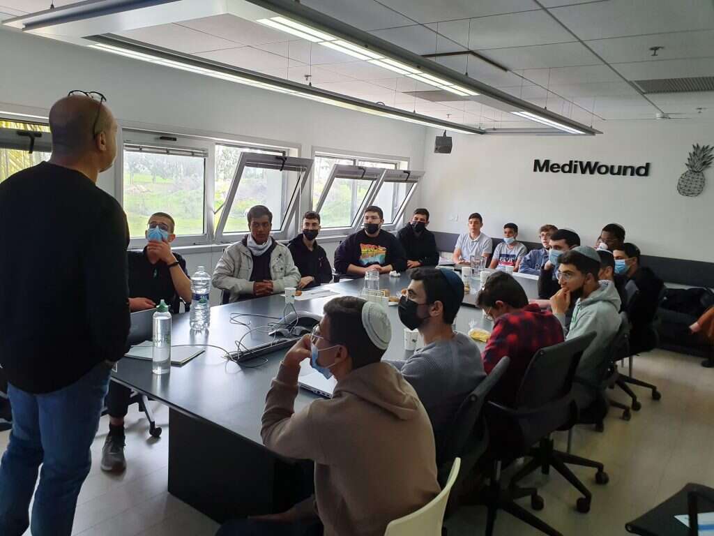 תלמידי ישיבת אמית אשדוד בחברת Mediwound. | עדי קונפורטי