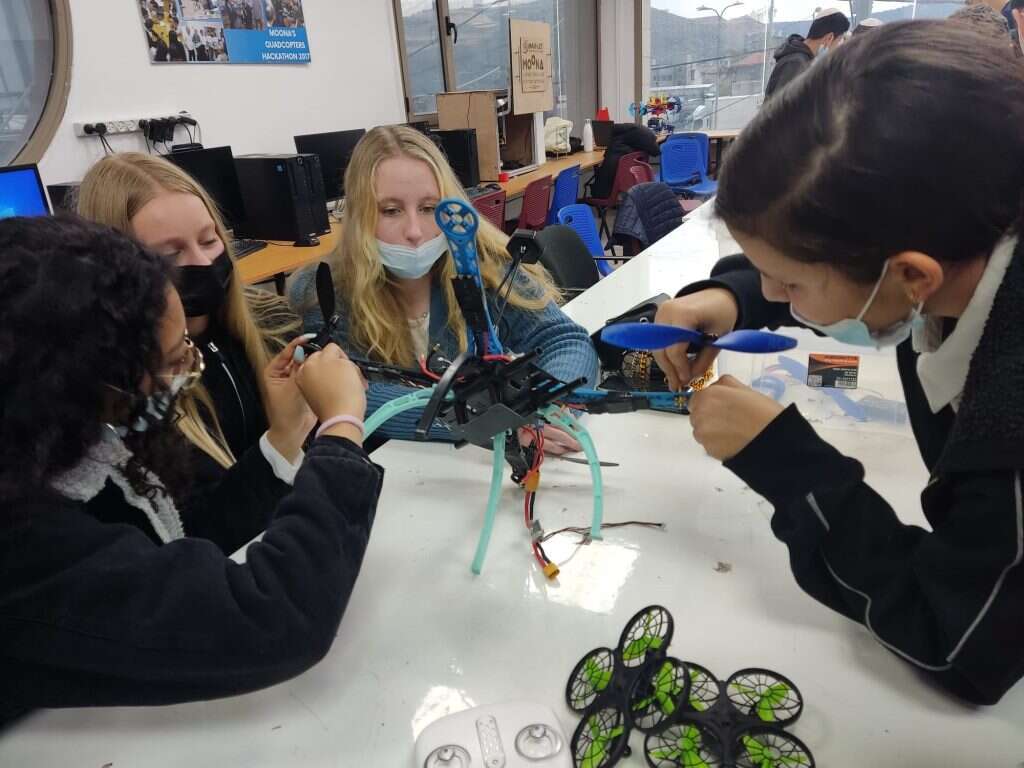 תלמידות אמית כרמיאל במעבדות הביו-רפואיות בטכניון. | רותם ינאי