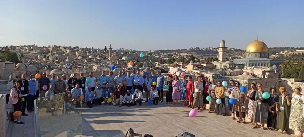 מובילי תורת חיים בתפילה ברובע היהודי בירושלים. | מוישי קירשנר