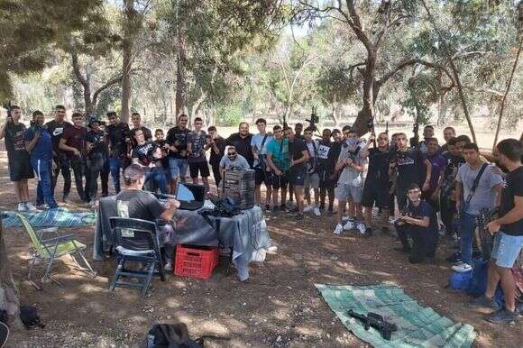 תלמידי המכינה של אמית המר בסדנת שטח. | באדיבות רשת אמי"ת תלמידי המכינה של אמית המר בסדנת שטח. | באדיבות רשת אמי"ת