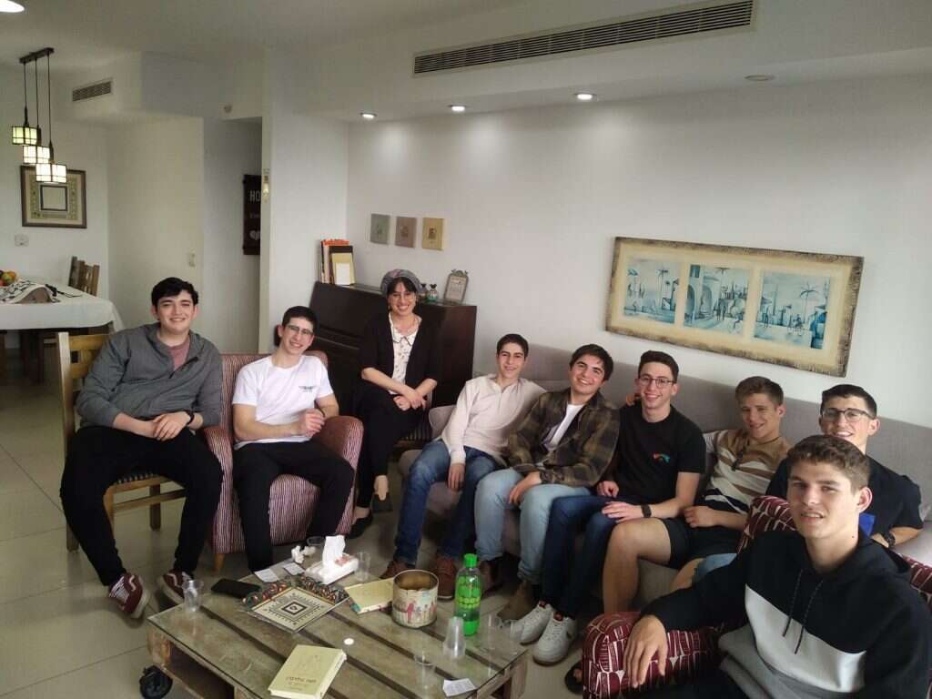 שיעור ספרות בסלון של המורה מירי וסטרייך.