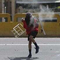 השלטון ההרסני והמושחת דרדר את ונצואלה אל התהום. משתתף בהפגנה בקראקס נגד ניקולס מדורו ב־ 2017 , שנהרגו בה 36 אזרחים. | AP