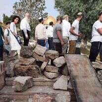 יהודים בהר הבית לצד אבנים שהוצבו בדרכם. פסח תשפ"ב. | ארנון סגל יהודים בהר הבית לצד אבנים שהוצבו בדרכם. פסח תשפ"ב. | ארנון סגל