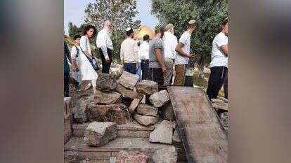 יהודים בהר הבית לצד אבנים שהוצבו בדרכם. פסח תשפ"ב. | ארנון סגל יהודים בהר הבית לצד אבנים שהוצבו בדרכם. פסח תשפ"ב. | ארנון סגל