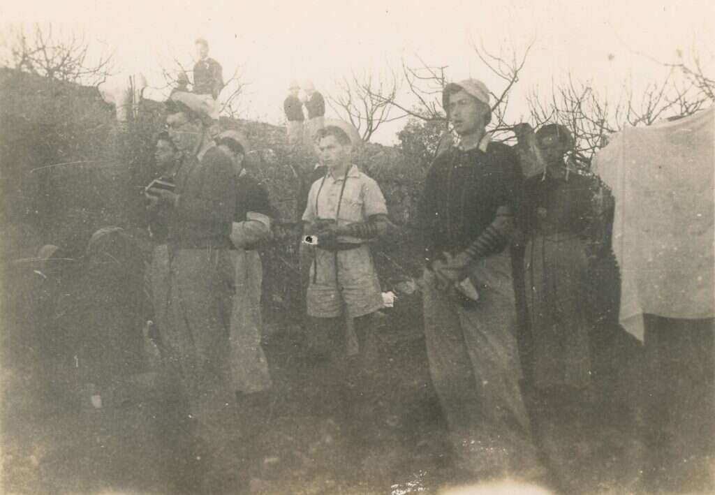 המחלקה הדתית בפלמ"ח בתפילה ליד הכפר ביתוניה. | באדיבות המשפחה המחלקה הדתית בפלמ"ח בתפילה ליד הכפר ביתוניה. | באדיבות המשפחה