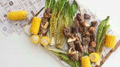 מרינדת עשבי תיבול לשיפודי בשר. | אפרת ליכטנשטט