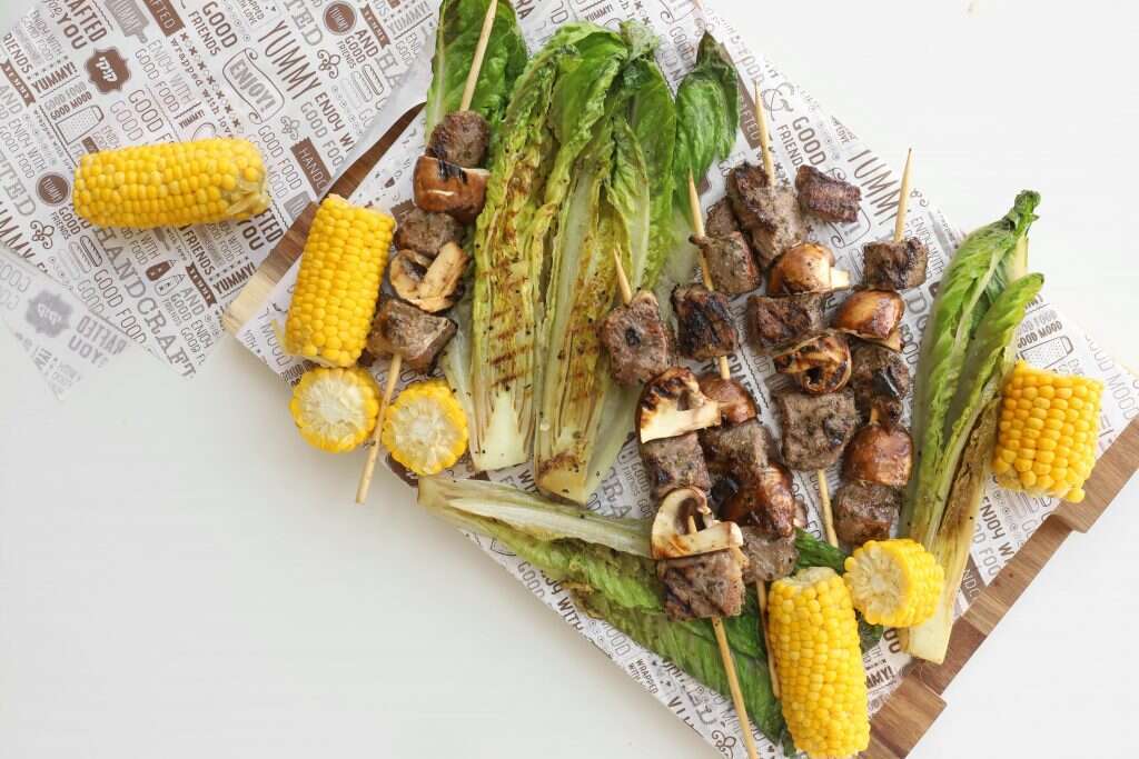 מרינדת עשבי תיבול לשיפודי בשר. | אפרת ליכטנשטט