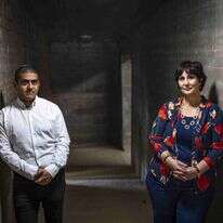 פגישה ראשונה בהר הרצל. דורית פרי ואורי שגיא. | אוליבייה פיטוסי, פלאש 90