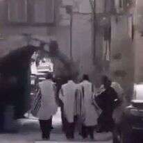 מסך מתוך הסרטון של תקיפת החרדים בעיר העתיקה בחוה"מ פסח