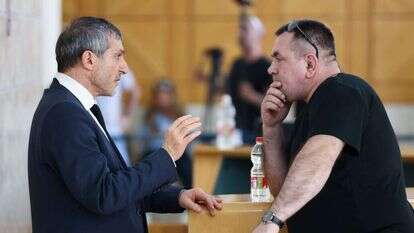 רומן זדורוב (מימין) ופרקליטו בבית המשפט, אתמול. | דוד כהן, פלאש 90