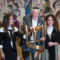 ניצול השואה נחמן וולדיגר מדליק משואה בכנסת יחד עם כלתו, ח"כ מיכל וולדיגר. | יונתן זינדל, פלאש 90