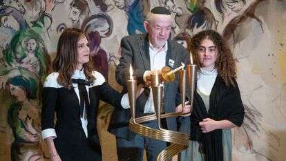 ניצול השואה נחמן וולדיגר מדליק משואה בכנסת יחד עם כלתו, ח"כ מיכל וולדיגר. | יונתן זינדל, פלאש 90