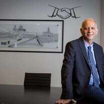 עו"ד שלמה שחר. | אריק סולטן